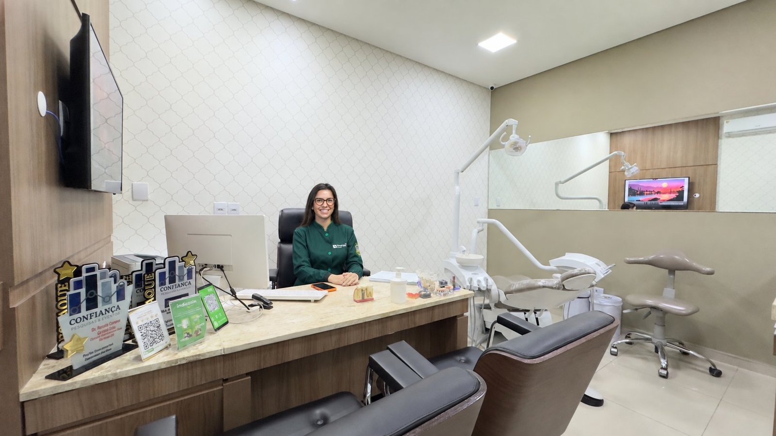 Dra. Renata Campos na sala de avaliação da Oral Sin Bertioga