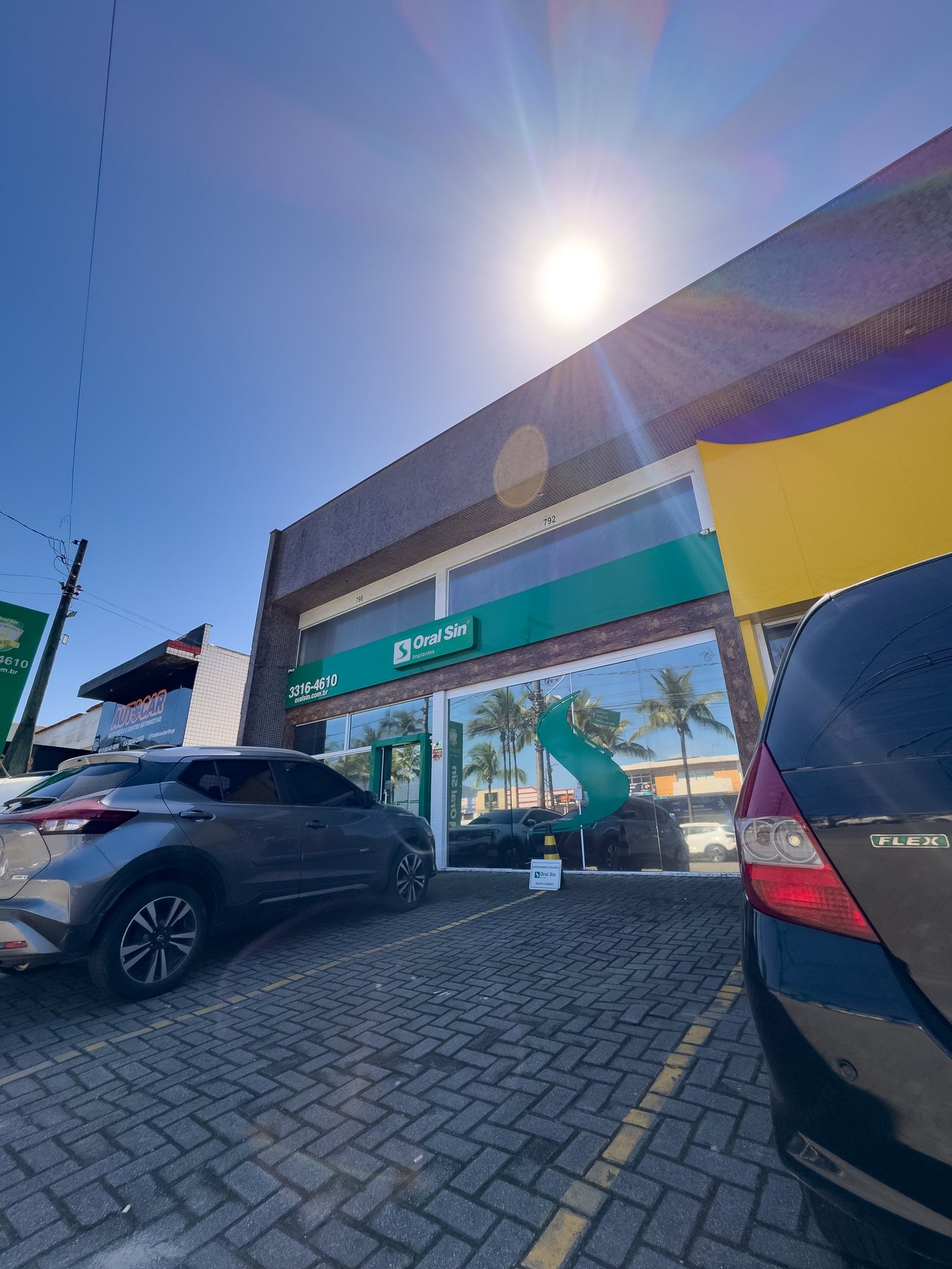 Fachada e entrada da Oral Sin Bertioga na Avenida Dezenove de Maio