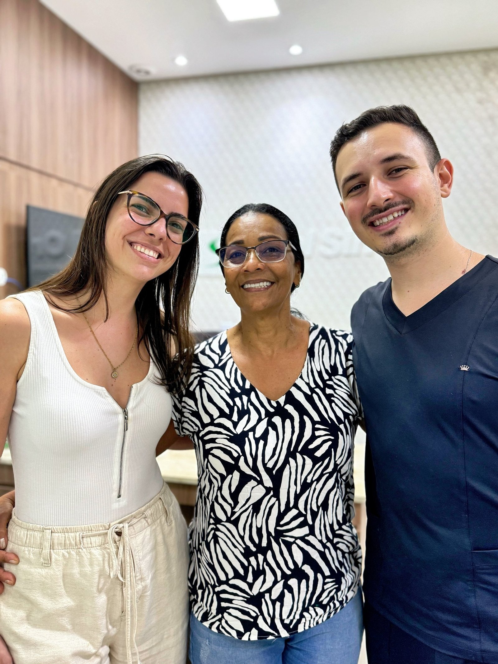 Dra. Renata Campos, paciente e integrante da equipe da Oral Sin Bertioga na clínica